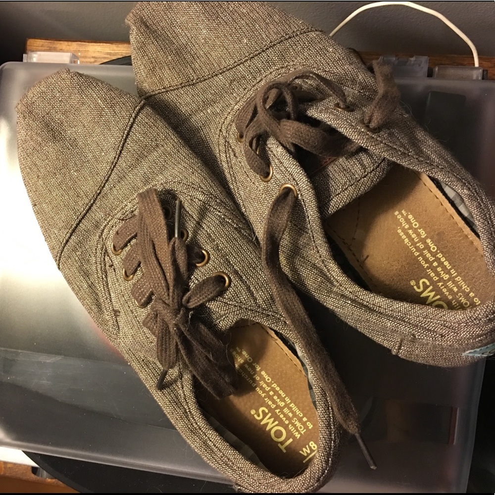 TOMs with laces
